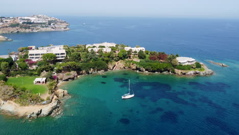 Un-Dron-Vuela-Sobre-Un-Hotel-En-Agia-Pelagia,-Creta.