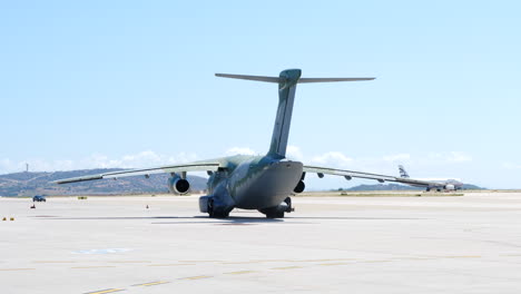 Toma-Manual-De-Un-Avión-De-Transporte-Militar-Rodando-En-El-Aeropuerto-De-Atenas-En-Un-Día-Soleado