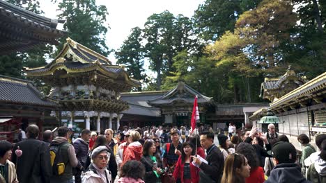 Reisegruppe-Versammelt-Sich-Um-Den-Reiseleiter-Im-Innenhof-Von-Nikko-Toshogu,-Nikko