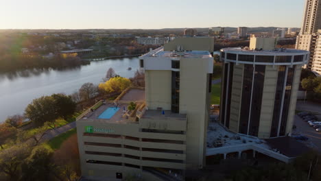 Holiday-Inn-Hotelgebäude-In-Der-Innenstadt-Von-Austin,-Texas