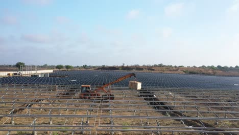 Drohnenaufnahme-Aus-Der-Luft:-JCB-Trägt-Eine-Große-Solarpanel-Box-In-Einer-Drohnenkamera