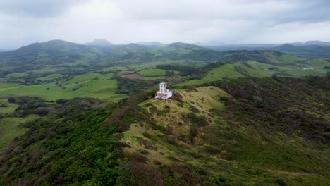 Antena-Del-Faro-De-Roca-Partida-En-La-Hermosa-Cima-De-Una-Colina-Verde