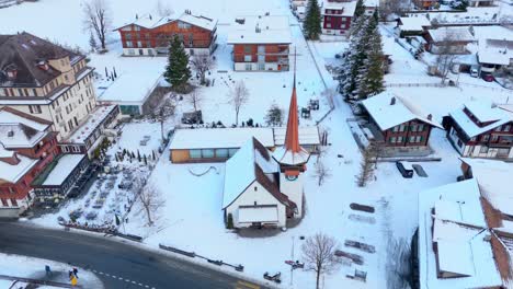 Malerische-Kirche-In-Der-Stadt-Kandersteg-Im-Winterschnee-In-Der-Schweiz