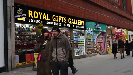 Vorbeigehen-An-Der-Royal-Gifts-Gallery,-London,-Vereinigtes-Königreich