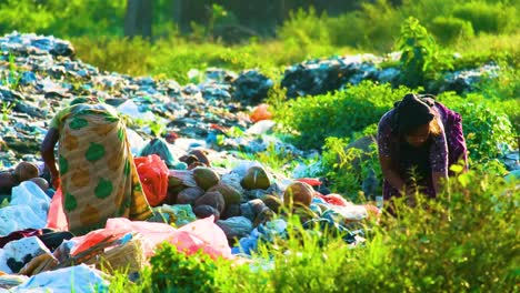 Dos-Trabajadoras-Clasificando-Basura-En-Un-Vertedero-Sucio,-Mano-De-Obra-Pobre-Del-Tercer-Mundo