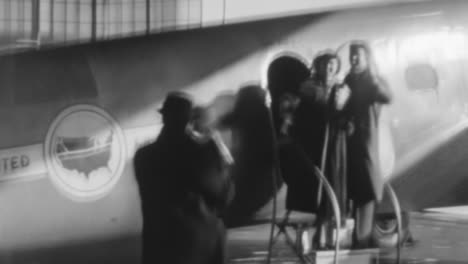 Couple-is-Greeted-by-Photographers-at-New-York-Airport-in-the-1930s