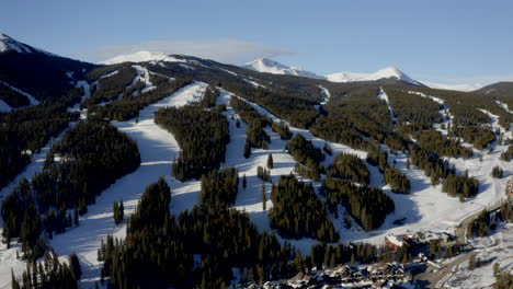 Luftdrohne-Kupfer-Berg-Colorado-Ikone-Epic-Pass-Winter-Frühling-Sonnig-Erstes-Licht-Sonnenaufgang-Morgen-Sonnenuntergang-Halfpipe-Sessellift-Skipisten-East-Village-Vail-Pass-Filmisch-Langsam-Kreisen-Rechte-Bewegung