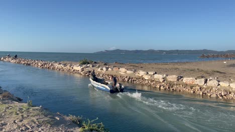 Embarcadero-En-La-Playa-De-La-Bahía-De-Lalzi,-Albania