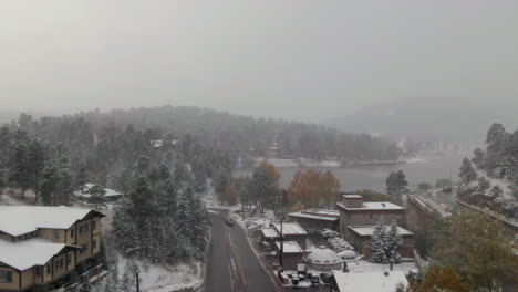 Innenstadt-Immergrüner-See-Colorado-Historische-Innenstadt-Luftdrohne-Schneesturm-Herbst-Herbst-Winter-Erster-Schneefall-Bunte-Espenbäume-Damm-See-Haus-Felsiger-Berg-Front-Range-Denver-Stadt-Vorwärtsbewegung