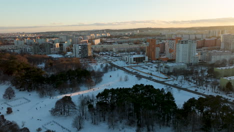 Wohngebäude-Bei-Einem-Sonnenuntergang-Im-Winter-In-Przymorze,-Danzig,-Polen