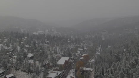 Centro-De-La-Ciudad-Lago-De-Hoja-Perenne-Colorado-Centro-Histórico-Aéreo-Zumbido-Tormenta-De-Nieve-Otoño-Invierno-Primera-Nevada-Colorido-álamo-Temblón-Presa-Lago-Casa-Montaña-Rocosa-Cordillera-Frontal-Denver-Adelante-Pan-Abajo