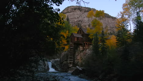 Puesta-De-Sol-Hora-Dorada-Colorado-Molino-De-Cristal-Edificio-Punto-De-Referencia-Histórico-Cascada-Río-De-Cristal-Puesta-De-Sol-De-Mármol-Otoño-Aéreo-Dron-Cinematográfico-Carbondale-Telururo-álamo-Temblón-Condado-De-Gunnison-Derecho-Revelar