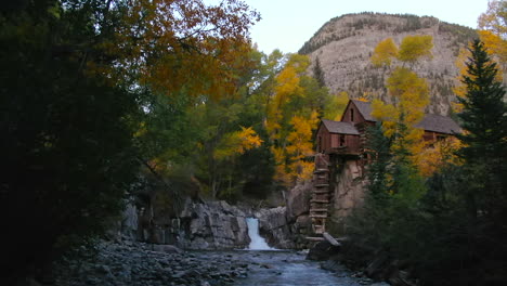 Colorado-Molino-De-Cristal-Punto-De-Referencia-Histórico-Cascada-Cristal-Río-Mármol-Puesta-De-Sol-Otoño-Aéreo-Drone-Cinematográfico-Hora-Dorada-Carbondale-Telururo-álamo-Temblón-Pitkin-Condado-De-Gunnison-Hacia-Atrás-Movimiento-Lento