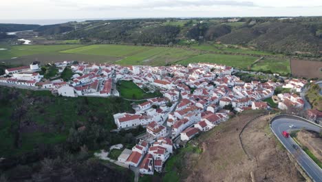 Pequeño-Y-Tranquilo-Pueblo-De-Odeceixe-En-La-Costa-Oeste-De-Portugal,-Toma-Aérea-De-Establecimiento