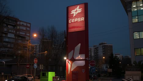 Cepsa,-La-Multinacional-Española-De-Petróleo-Y-Gas,-Gasolinera-Y-Logotipo-Visto-Durante-La-Noche-En-España