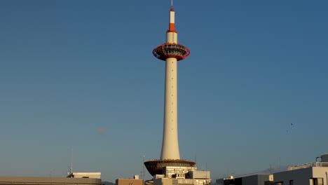 Kyoto-Tower-Vor-Strahlend-Blauem-Himmel