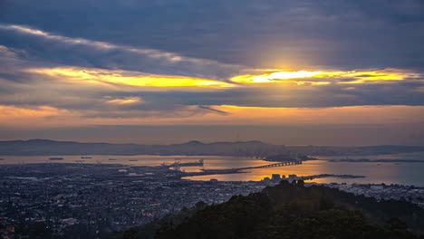 Bahía-De-San-Francisco-Vista-Desde-Oakland-California---Crepúsculo-Del-Atardecer-Hasta-Lapso-De-Tiempo-Nocturno-Colorido-Paisaje-Nublado