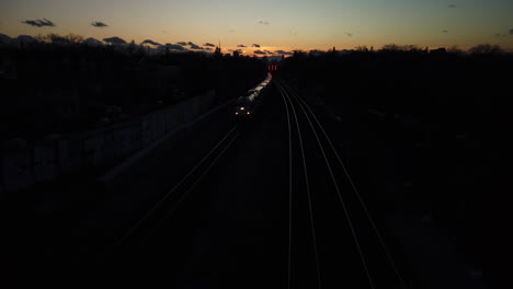 Por-La-Tarde,-Vaya-En-Tren-Llegando-A-La-Estación-De-La-Calle-Principal.