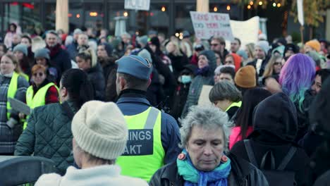 Vielfältiges-Publikum-Bei-Frauenrechtskundgebung-In-Stockholm-Mit-Aktivistin-Linnea-Claeson,-Tag