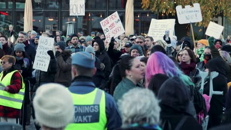 Multitud-De-Personas-Diversas-En-Una-Manifestación-Por-Los-Derechos-De-Las-Mujeres-En-Estocolmo,-Con-La-Activista-Linnea-Claeson,-Sosteniendo-Carteles-Y-Manifestándose-Por-La-Igualdad.