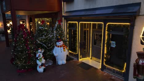 Close-up-a-snowmen-decorations-outside-a-Christmas-store