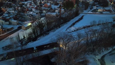 Tren-De-Carga-En-Vía-Nevada-En-El-Atardecer-De-Invierno