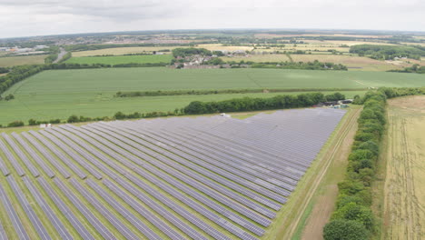 Campo-Triangular-De-Paneles-Solares-Imágenes-Aéreas-De-Drones-Con-Tierras-De-Cultivo-Europeas-Circundantes