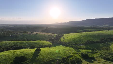 Espectacular-Paisaje-Al-Atardecer-En-Las-Pintorescas-Montañas-Del-Valle-Verde