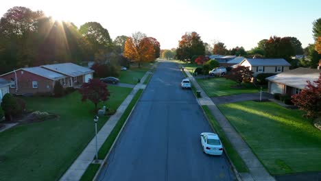 Barrio-Americano-Durante-El-Brillante-Amanecer-De-Otoño