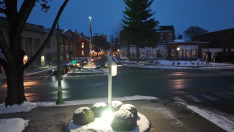 Plaza-Histórica-De-La-Ciudad-Con-Linterna-De-Iluminación-Por-La-Noche