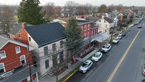 Amerikanisches-Viertel-Mit-Amerikanischer-Flagge-Und-Parkenden-Autos