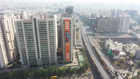 Rajkot-Vista-Aérea-De-Drones-Alturas-Plateadas-Construyendo-Una-Gran-Pancarta-De-Jai-Shri-Ram-Es-Visible-Entre-Los-Grandes-Edificios-De-Este-Lado