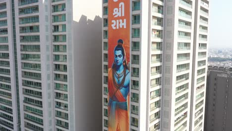 Rajkot-Luftdrohnenansicht,-Ein-Großes-Jai-Shree-Ram-Banner-Ist-Sichtbar-Und-Es-Gibt-Große-Gebäude-In-Der-Nähe