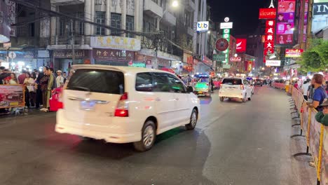 Chinatown-Bangkok-Concurrida-Carretera-Principal-Tuk-Tuk-Pasando-Por-La-Noche-Y-Abarrotado