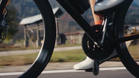 Ein-Mann,-Der-Im-Herbst-Schnell-Auf-Seinem-Rennrad-In-Den-Bergen-Radelt