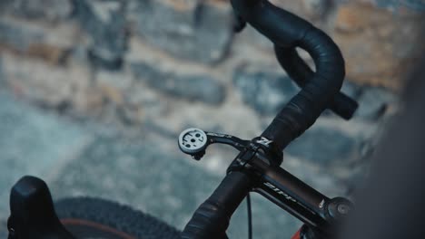 Un-Ciclista-De-Carretera-Montando-Su-Computadora-De-Bicicleta-En-Su-Bicicleta-Y-Preparándose-Para-Un-Paseo