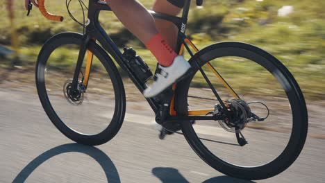 Ein-Männlicher-Radfahrer,-Der-Mit-Seinem-Rennrad-In-Voller-Ausrüstung-In-Die-Pedale-Tritt