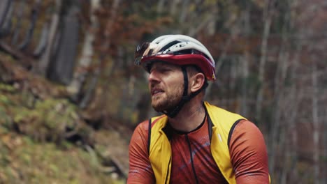 Un-Ciclista-Va-Cuesta-Arriba-Con-Su-Bicicleta-De-Carretera-A-Un-Ritmo-Lento-Mientras-Lucha,-Suda-Y-Jadea