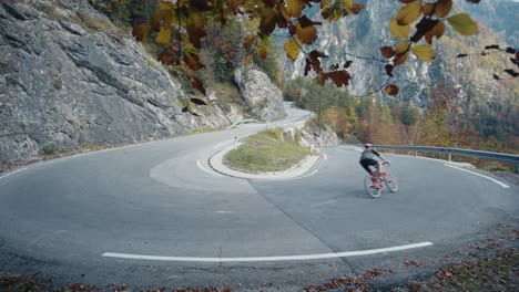 Un-Ciclista-Que-Se-Convierte-En-Una-Curva-Cerrada-En-La-Colina-En-Las-Montañas