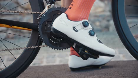 Un-Ciclista-Preparándose-Para-Un-Paseo-Y-Colocando-Su-Zapato-En-El-Pedal