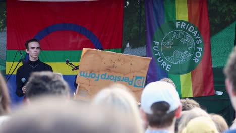 Activista-Habla-En-Una-Manifestación-Medioambiental-Con-Una-Pancarta-Que-Dice-&quot;viernes-Para-El-Futuro&quot;,-El-Público-En-Primer-Plano