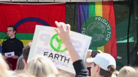 Activistas-En-Manifestación-Ambiental-Con-Pancartas,-Se-Centran-En-La-Acción-Climática