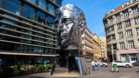 Jefe-De-Franz-Kafka-Junto-Al-Centro-Comercial-Quadrio-En-Praga