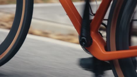 Pedaleo-Rápido-Con-Una-Bicicleta-De-Carretera,-Hombre.