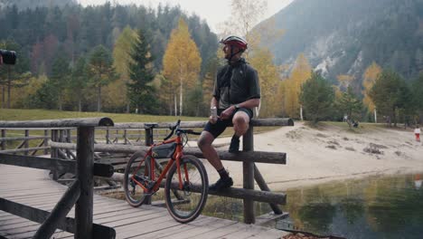 Ciclista-Masculino-Bebiendo-Una-Bebida-Energética-Durante-Su-Paseo