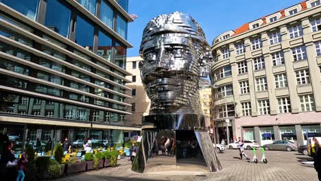 Escultura-Cinética-De-La-Cabeza-De-Franz-Kafka-En-Praga.