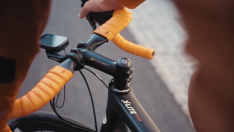 Ciclista-Profesional-De-Carretera-Comenzando-Su-Viaje-Hacia-Las-Montañas