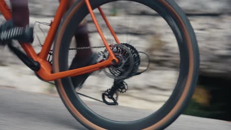 Un-Ciclista-Haciendo-Pedaleo-A-Alto-Ritmo-En-Una-Bicicleta-De-Carretera-En-Las-Montañas