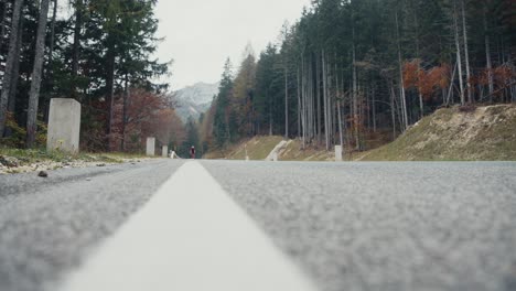 Ein-Männlicher-Rennradfahrer-Kommt-Schnell-Vorbei