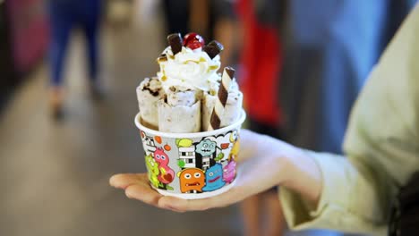 Famosos-Rollos-De-Helado-Tailandés-En-El-Mercado-Nocturno-De-Bangkok.